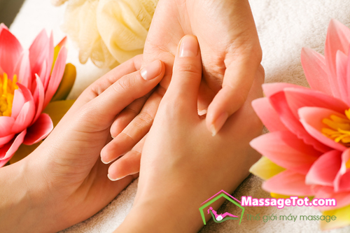 Massage tay chữa chứng mất ngủ